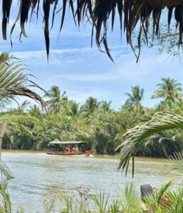 Khám phá thiên nhiên vùng Thuận Điền bằng tàu