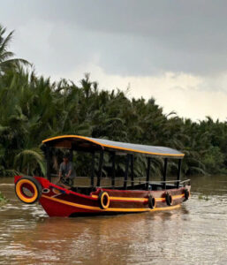 Theo dòng Mekong bằng tàu